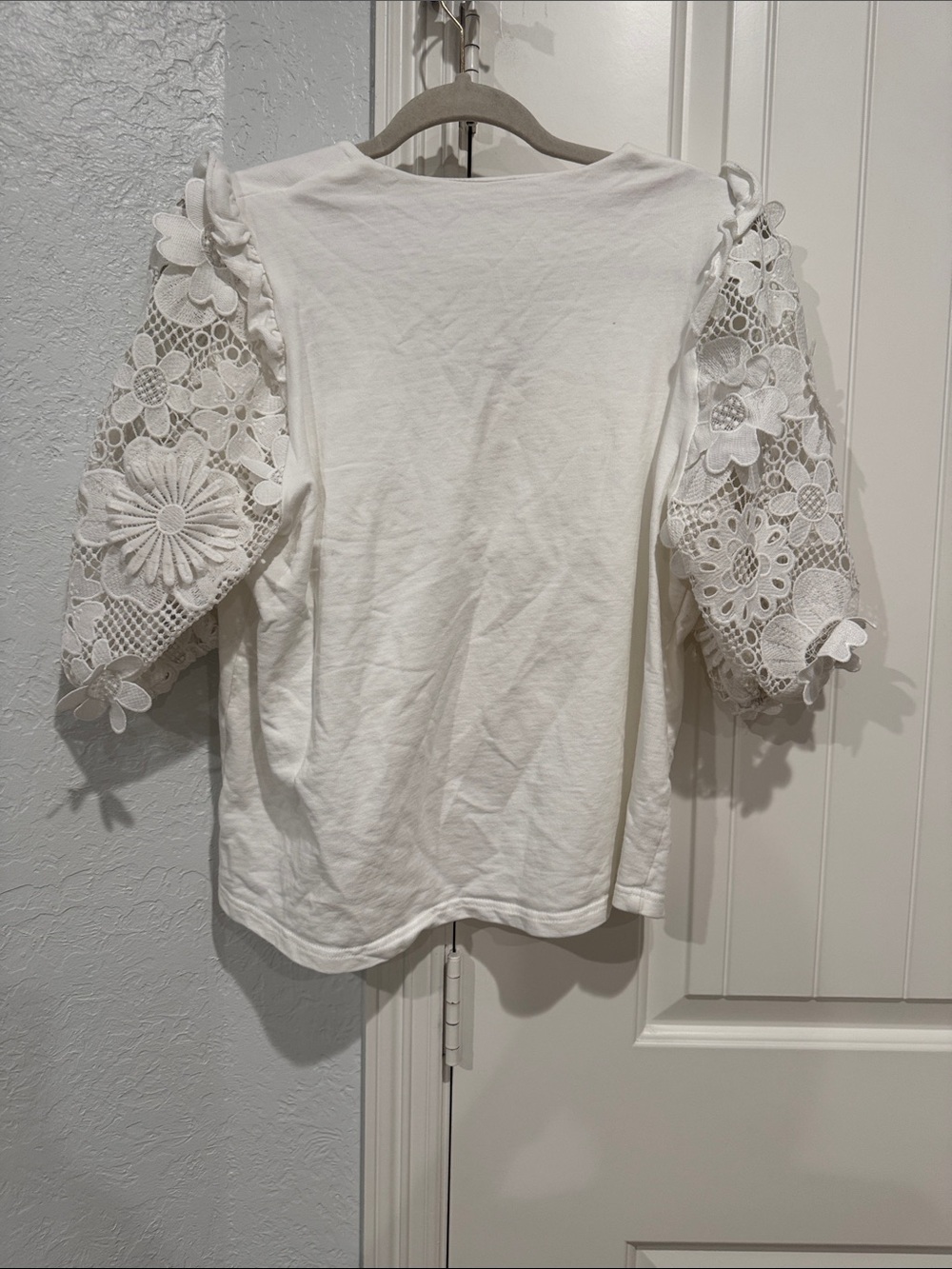 Umgee White V-Neck Top with Floral Crochet Puff Sleeves - Picture 2 of 4